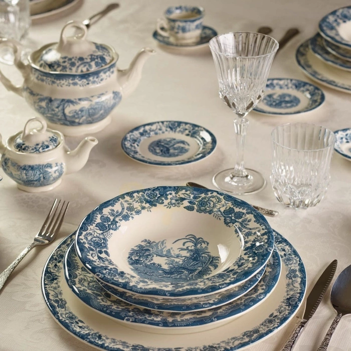 Talerz obiadowy La Cartuja de Sevilla Aurora biało-niebieski wzór