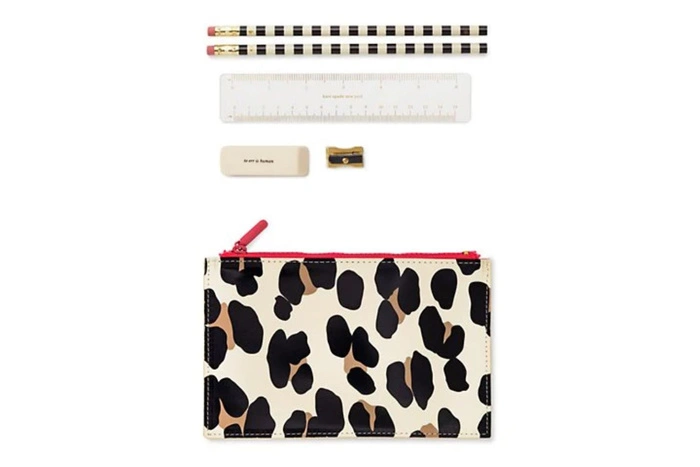 Piórnik Kate Spade z wyposażeniem w cętki